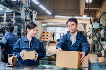 物流センターで発送業務をする作業員