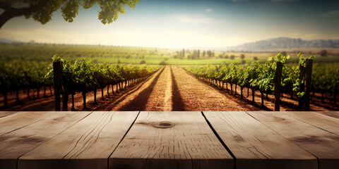 Plateau de table en bois ancien avec fond flou de vignoble et de raisin. Table pour présentation de produits vinicoles. Bannière de présentation d'un établissement viticole.