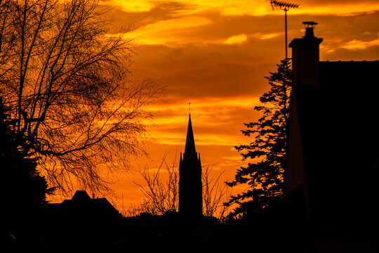Coucher de soleil clocher Questembert, Morbihan