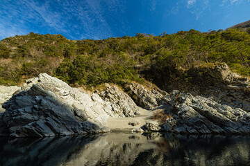 日本　徳島県三好市を流れる吉野川を行く遊覧船から見える大歩危峡