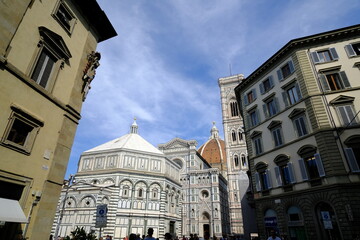 Fototapeta na wymiar Santa maria del fiore. Cathedral square in Florence.Santa Maria del Fiore baptistery with blue sky. 