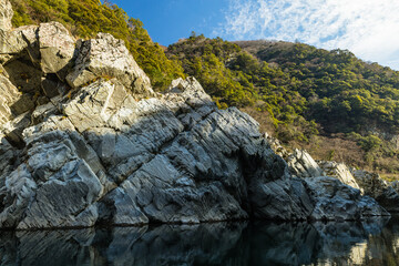 日本　徳島県三好市を流れる吉野川を行く遊覧船から見える大歩危峡