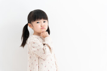考える子供