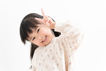 ピースする子供