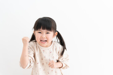 ガッツポーズする子供