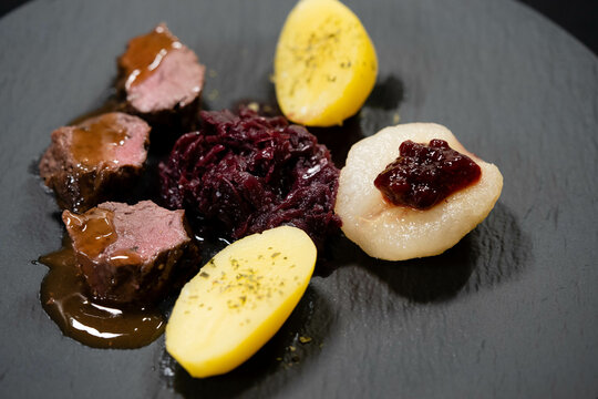 Rehr&uuml;cken mit Rotkohl Kartoffeln und Birne mit Preiselbeeren 