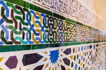 décoration à base de mosaiques sur un mur