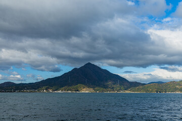 日本　福井県大飯郡高浜町の若宮海水浴場から見える青葉山