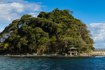 Obraz premium 日本 福井県大飯郡高浜町の若狭高浜海釣り公園の島
