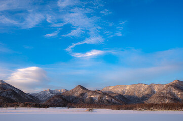 Fototapeta na wymiar 青空の下の冬の山野