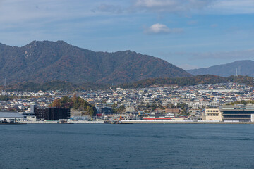 日本　広島県廿日市市の瀬戸内海にある宮島へ渡るフェリーから見える市街地