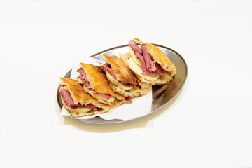 pastrami, affettato, manzo, cotto, vapore, scamorza, sciolta, maionese, bar, pizza, pizza bianca, bianca, roma, tipico, italia, tradizionale, farcita, vassoio, inclinato, 45 gradi, gradi, 45, prospett