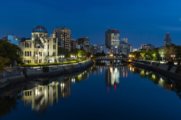 Obraz na płótnie Canvas 日本　広島県広島市にあるライトアップされた原爆ドームと元安川の夜景