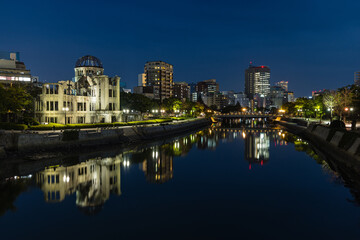 Fototapeta na wymiar 日本　広島県広島市にあるライトアップされた原爆ドームと元安川の夜景
