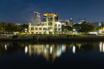 Fototapeta premium 日本 広島県広島市にあるライトアップされた原爆ドームと元安川の夜景