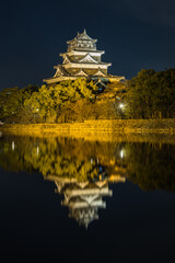 日本　広島県広島市の広島市中央公園内にある夜になってライトアップされた広島城
