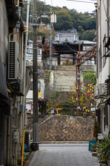 Fototapeta na wymiar 日本　広島県尾道市の路地裏から見える踏切