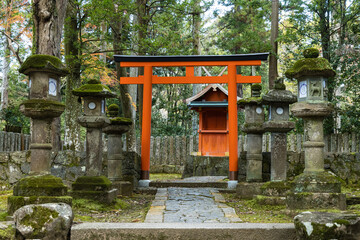 日本　奈良県奈良市の奈良公園内にある春日大社への向かう道に建つ壺神神社と紅葉