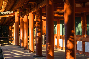 日本　奈良県奈良市の奈良公園内にある春日大社の西回廊