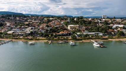 Fototapeta na wymiar Vista aérea do lado de Rifaina, SP, pegando a cidade e um pouco da praia