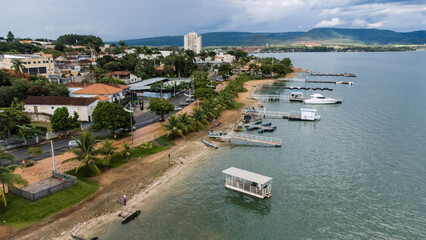 Fototapeta na wymiar Vista aérea do lado de Rifaina, SP, pegando a praia e a cidade e os barcos e lanchas