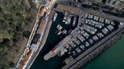 Obraz premium San Sebastian z lotu ptaka plaża i port