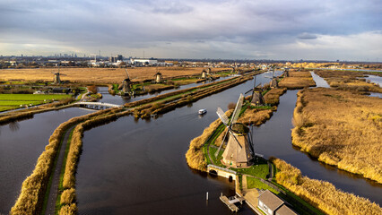 Fototapeta na wymiar Wiatraki Holandia
