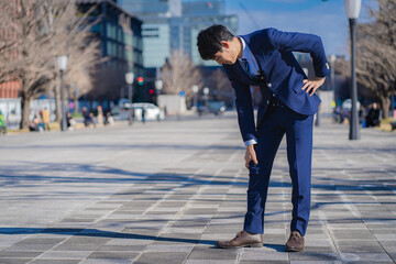 膝が痛いビジネスマン