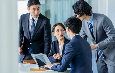 会議をする日本人男女