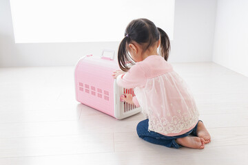 ペットの世話をする子ども