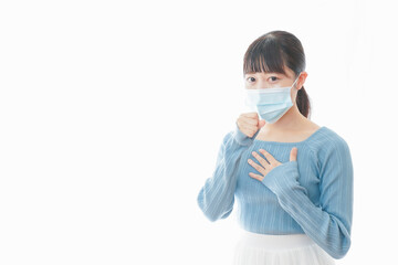 体調不良で苦しむマスクを付けた若い女性