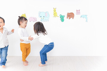 保育園で遊ぶ子供たち