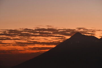 Atardecer sobre el volcán de fuego en Antigua Guatemala. Espacio para texto al lado izquierdo.