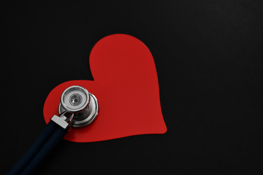 Examen del coraz&oacute;n, chequeo medico. Espacio para texto al lado derecho.