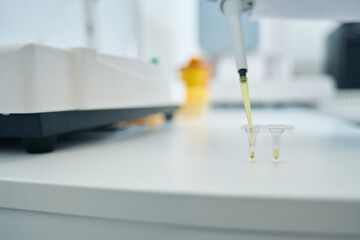 Conducting biomaterial analysis in a diagnostic laboratory