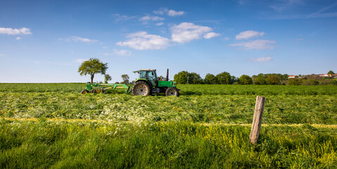 Paysage de campagne et travail dans les champs au printemps.