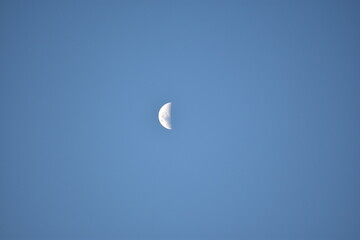 luna creciente en cielo totalmente despejado