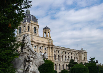 Obraz premium Statue details in front of Kunsthistorisches Museum Wien