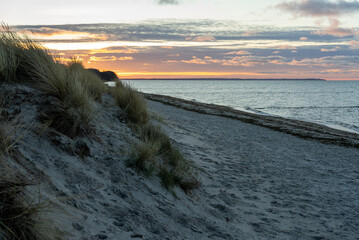 Sonnenuntergang am Strand hinter der Düne