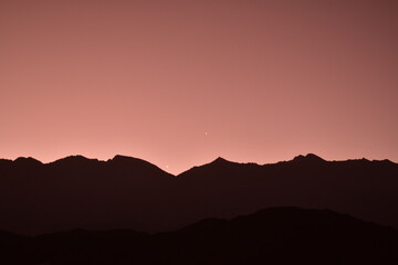 paisaje de montañas antes del anochecer 