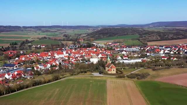 Luftbild, Drohnenaufnahmen &uuml;ber der Kerlachkapelle mit Blick auf Stadtlauringen. Stadtlauringen, Schweinfurt, Unterfranken, Bayern, Deutschland.