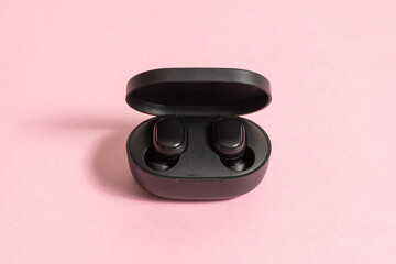  Audífonos inalámbricos en fondo rosado - Wireless headphones on pink background
