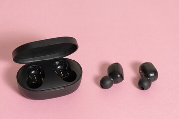  Audífonos inalámbricos en fondo rosado - Wireless headphones on pink background