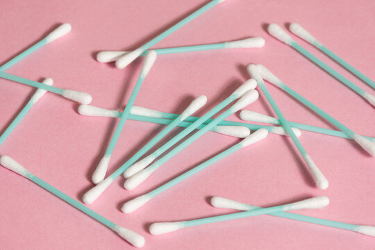 Copitos o cotonetes en fondo rosado - cotton swabs on pink background