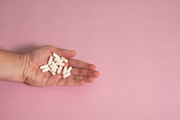 Mano sosteniendo píldoras de color blanco - Hand holding white pills