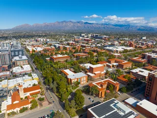 Papier Peint photo Lavable Arizona University of Arizona main campus aerial view including University Mall and Old Main Building in city of Tucson, Arizona AZ, USA. 