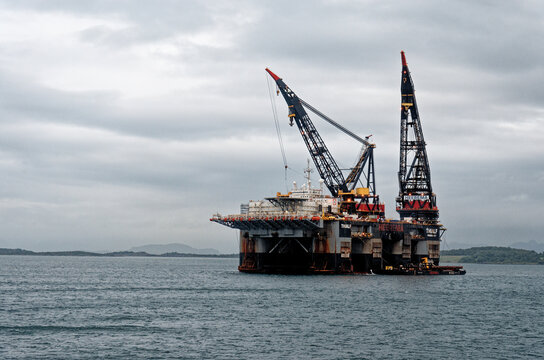 Thialf - world's largest semi submersible crane vessel