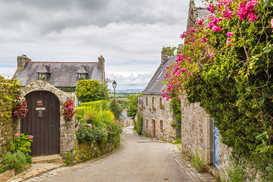 Village fleuris typique breton avec ses maisons en pierre