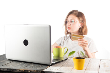 Online shopping. Shopping with a credit card. Enter credit card information. Make purchases online.
