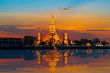 Obraz premium Wat Arun Ratchawararam Ratchaworamahawihan The beauty and highlight of Wat Arun is the Prang which is located on the Chao Phraya River. It is Thai architecture